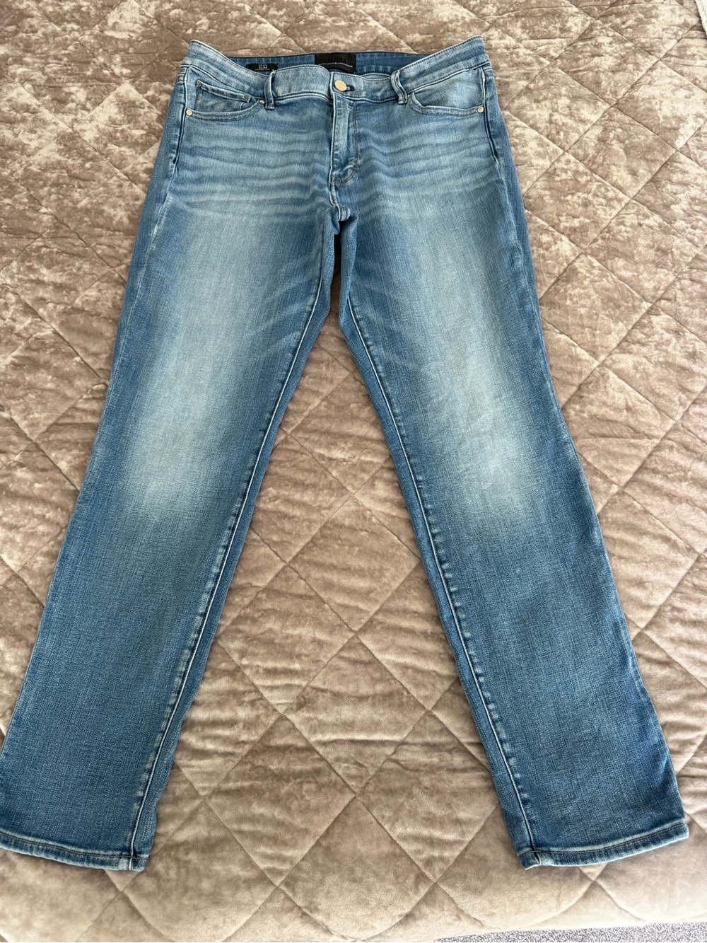 White House Black Market Women’s slim straight mid rise Light Blue jeans Size 12